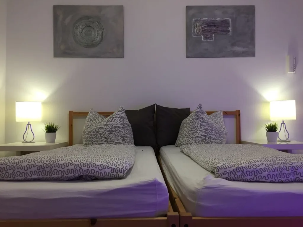Schlafbereich der Wohnung 0.1 mit zwei zusammengestellten Einzelbetten