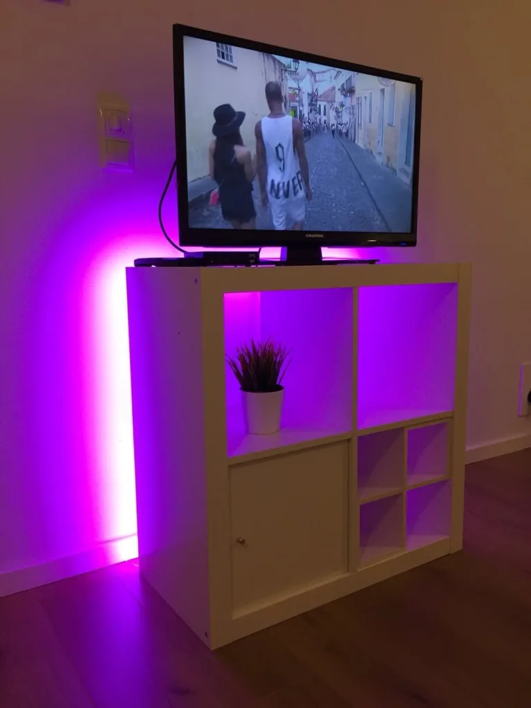 Wohnbereich der Wohnung 0.1 mit Fernseher auf einem Regal