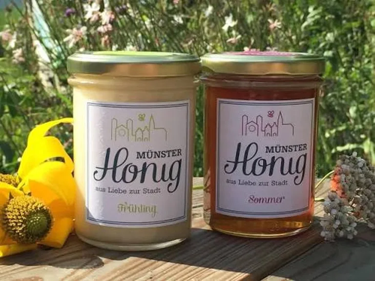 Zwei Gläser Münster-Honig im Garten