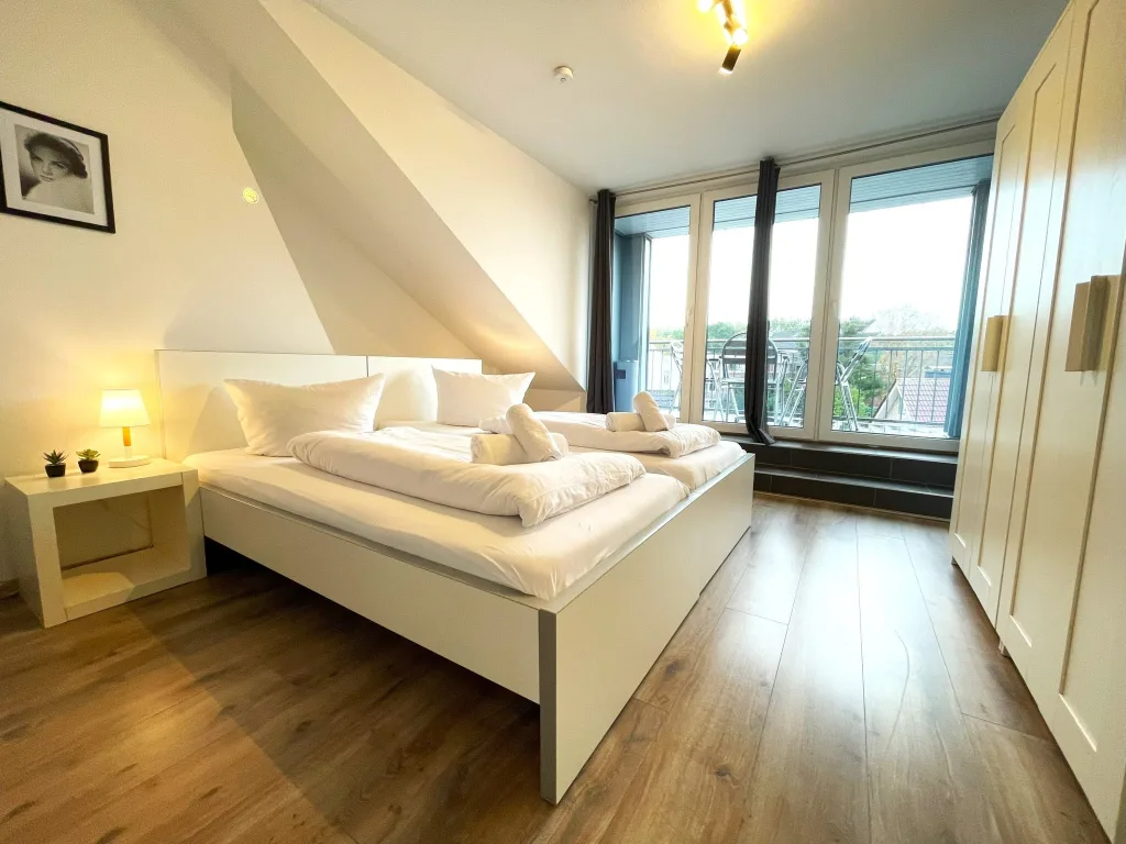 Schlafzimmer der Freundschaft mit Doppelbett und Nachttischleuchten