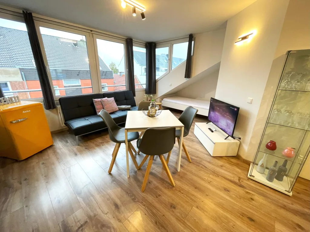 Wohn- und Essbereich der Freundschaft mit Sofa und Fernseher