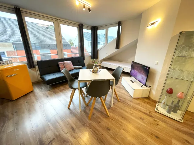 Wohn- und Essbereich der Freundschaft mit Sofa und Fernseher