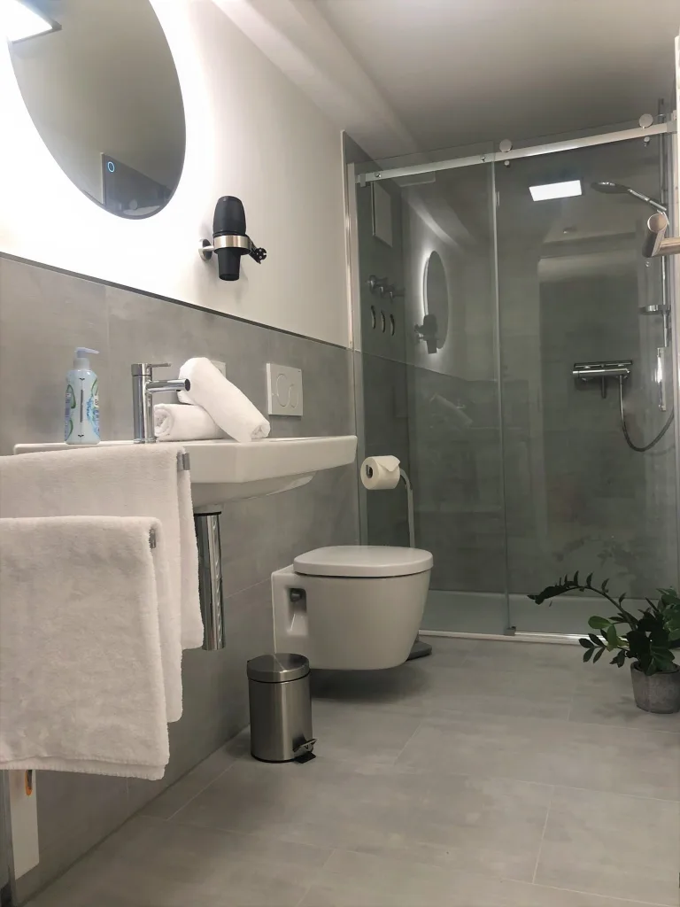 Badezimmer der Tiefenruhe mit WC, Waschbecken und Dusche