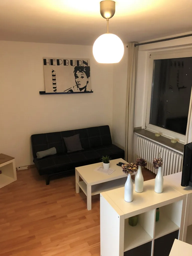 Wohnbereich der Wohnung 2.1 mit Couch und Couchtisch