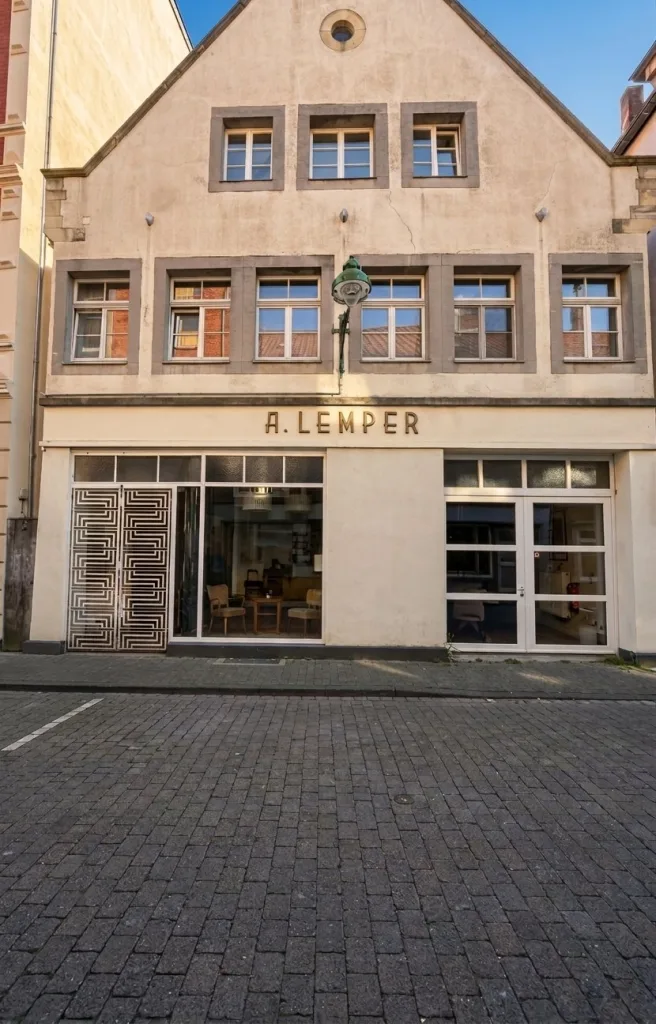 Das LemperDenkmal von außen: historische Fassade mit dem Schriftzug „A. Lemper" im Kuhviertel