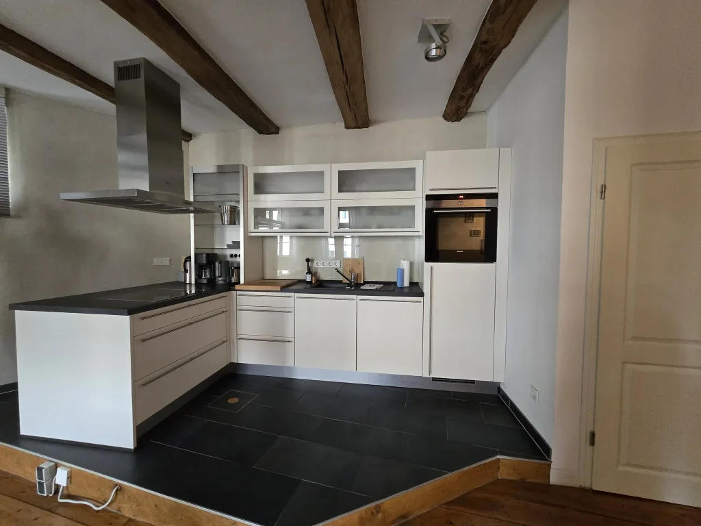 Küche der Leezen mit Backofen, Dunstabzug und großzügiger Arbeitsfläche