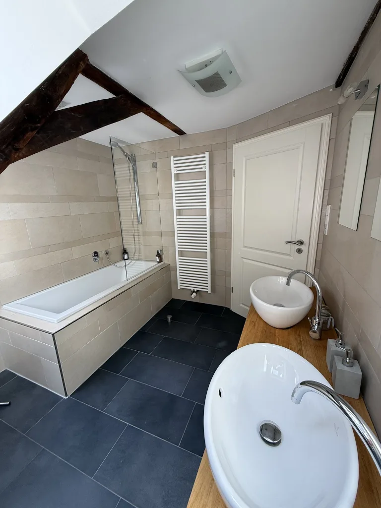 Badezimmer des Lemperlofts mit Badewanne und Aufsatzwaschbecken