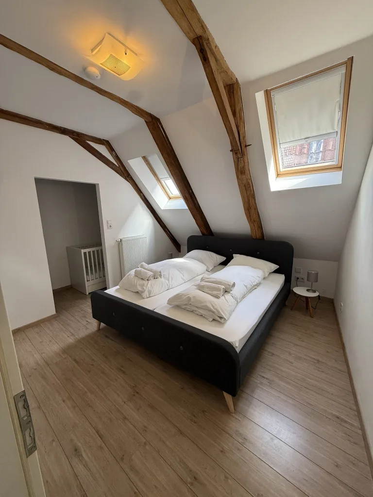 Schlafbereich des Lemperlofts mit Doppelbett unter dem Dachfenster