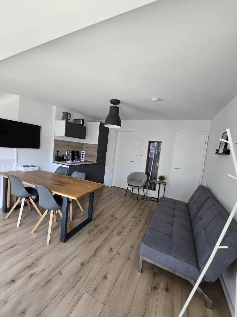 Wohn- und Essbereich von Family & Friends mit Garderobe