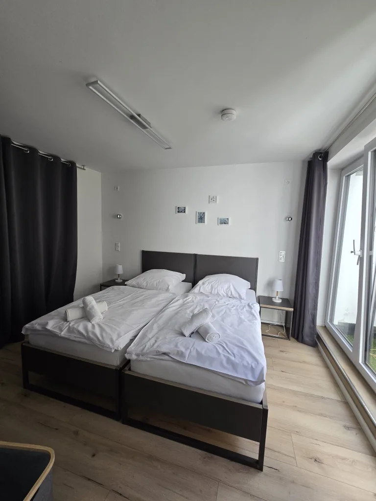Schlafzimmer von Family & Friends mit Doppelbett am Fenster