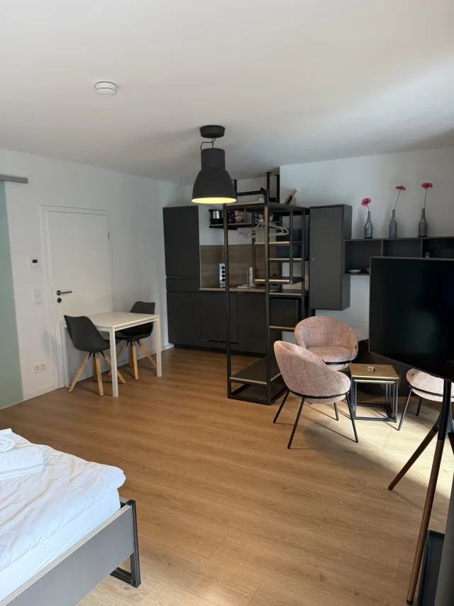 Wohnbereich von Klein aber Fein mit Sesseln, Schreibtisch und Regal