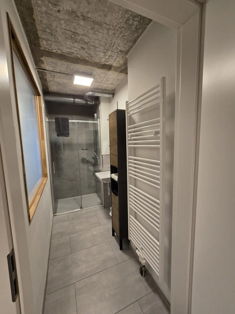 Badezimmer des Leezennests mit Dusche und Handtuchheizkörper