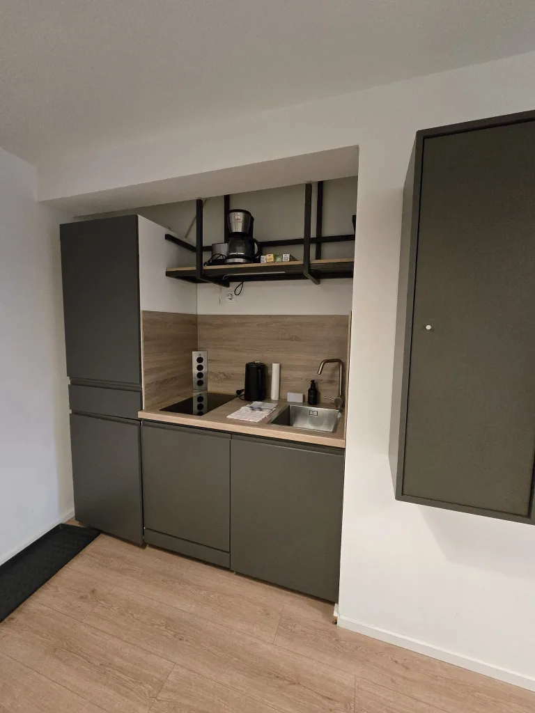 Küchenzeile des Leezennests mit Holzrückwand
