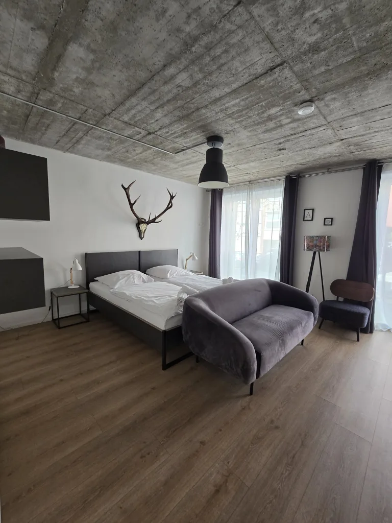 Schlafbereich des Leezennests mit Doppelbett und Geweih an der Wand