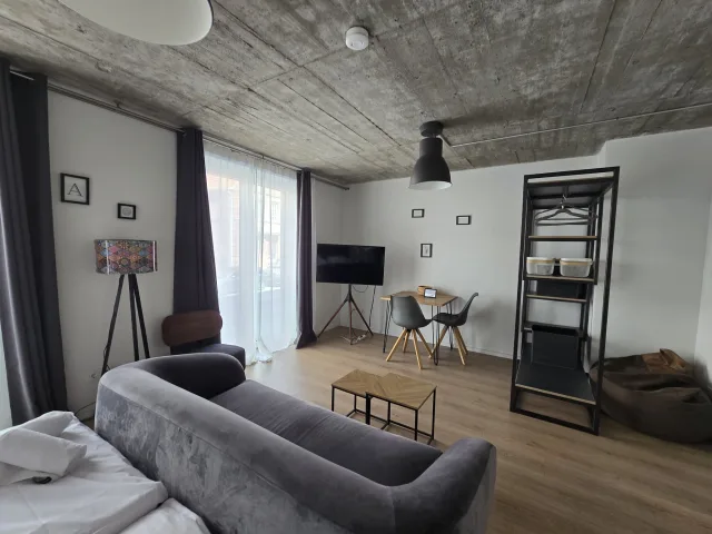 Wohnbereich des Leezennests mit Sofa, Esstisch und Fernseher