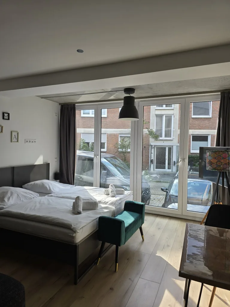 Schlafbereich des Lichtnests mit Doppelbett vor der Fensterfront