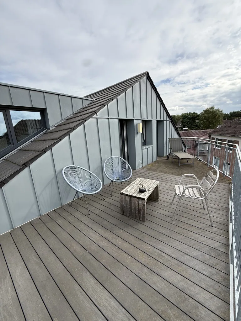 Dachterrasse des Münsterblicks mit Sesseln und Tisch über den Dächern
