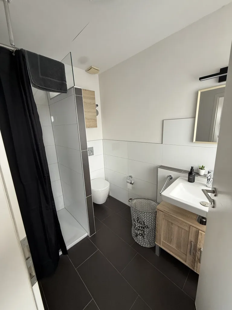 Badezimmer des Münsterblicks mit Waschbecken und WC