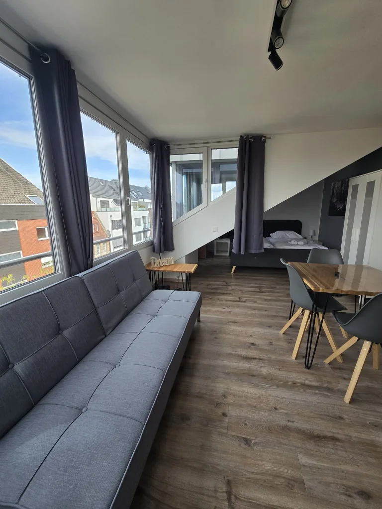 Sitzecke des Münsterblicks mit Sofa und Esstisch
