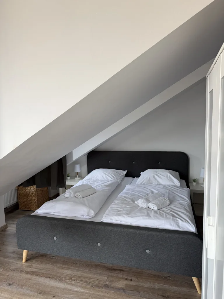 Schlafbereich des Münsterblicks mit Doppelbett unter der Dachschräge