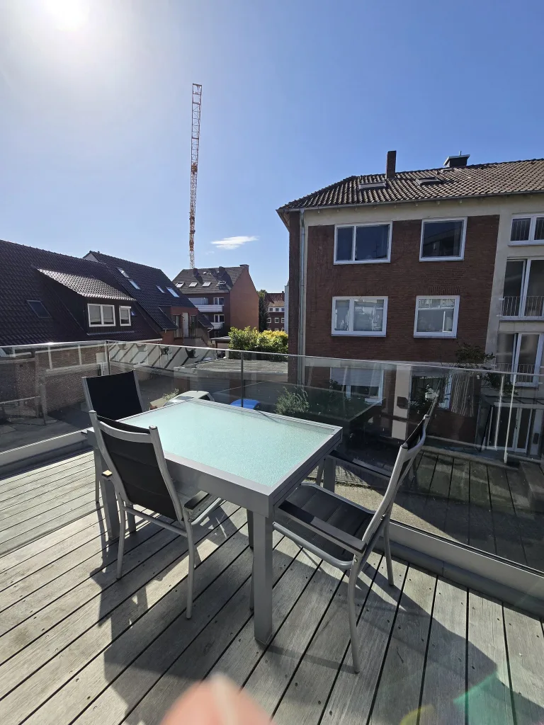 Balkon des Münsternests mit Tisch und Stühlen