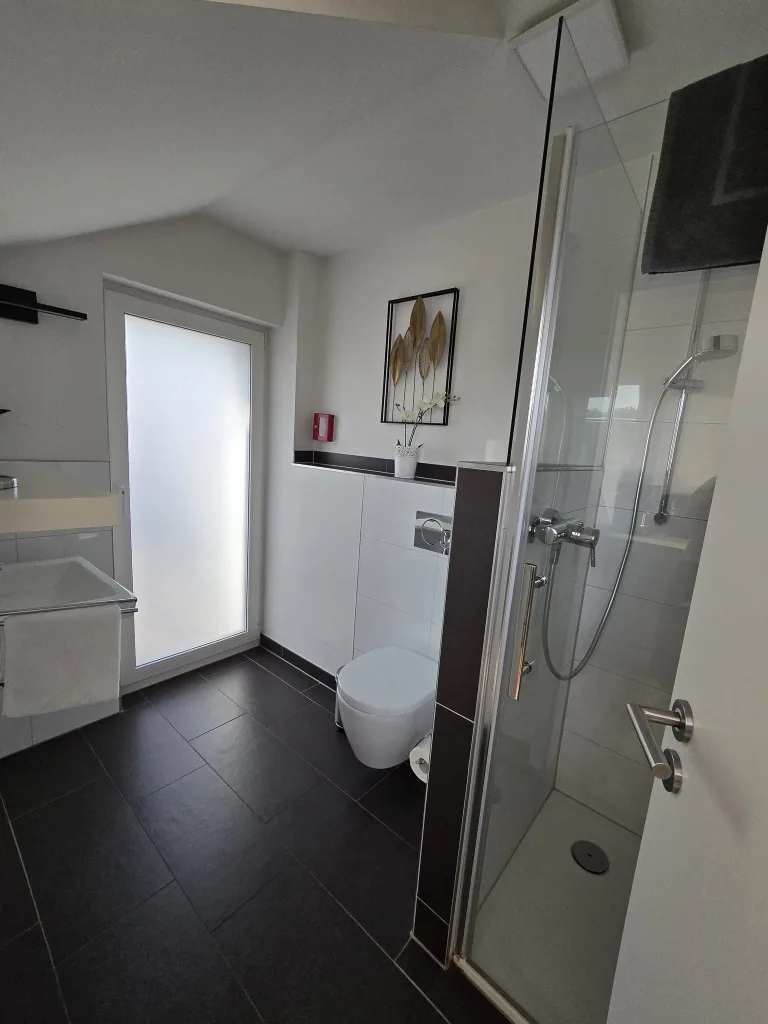 Badezimmer des Schlossgartens mit WC und Dusche