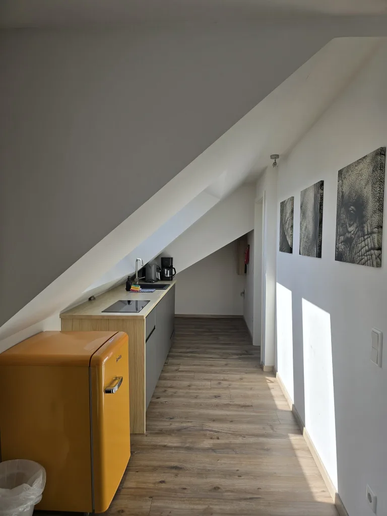 Küchenzeile des Schlossgartens unter der Dachschräge
