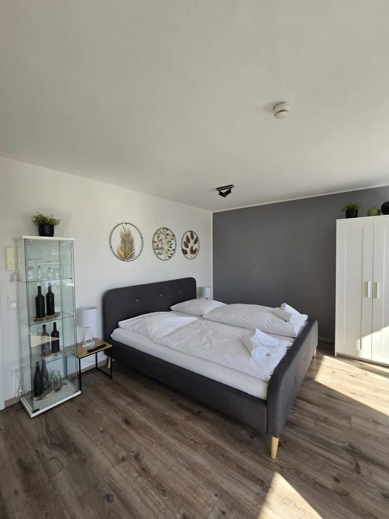 Schlafbereich des Schlossgartens mit Doppelbett und Wanddekoration