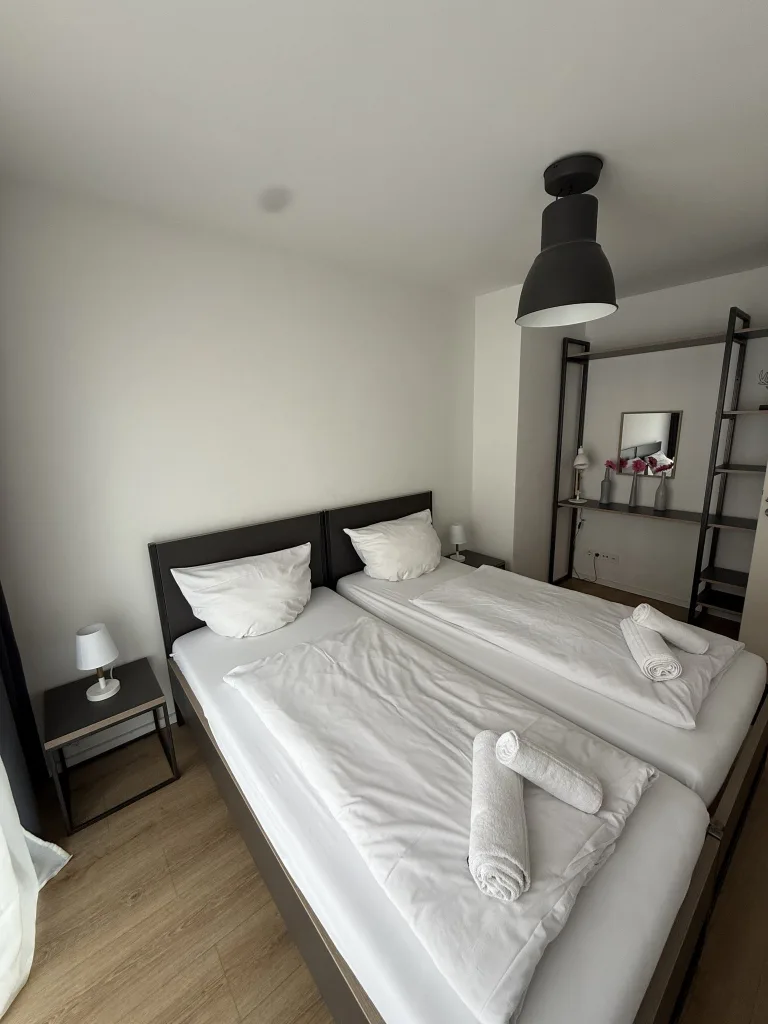 Schlafbereich des Stadtfensters mit Doppelbett und Regal