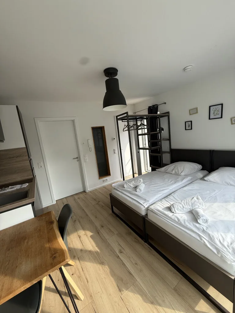 Doppelbett der Stadtruhe mit Bilderrahmen