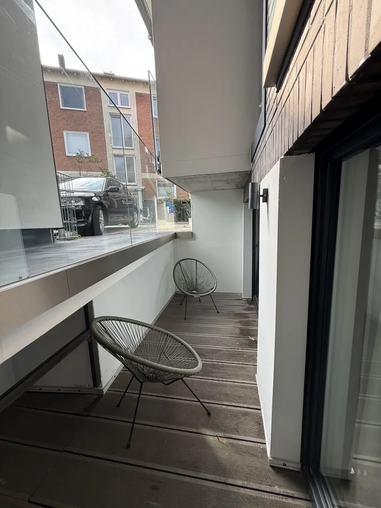 Eigene Außenterrasse des Stadtverstecks im Souterrain mit Sitzplatz am Fenster