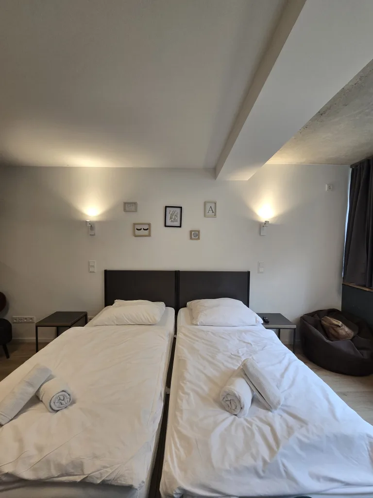 Schlafbereich der Tiefenruhe mit Doppelbett und Wandleuchten
