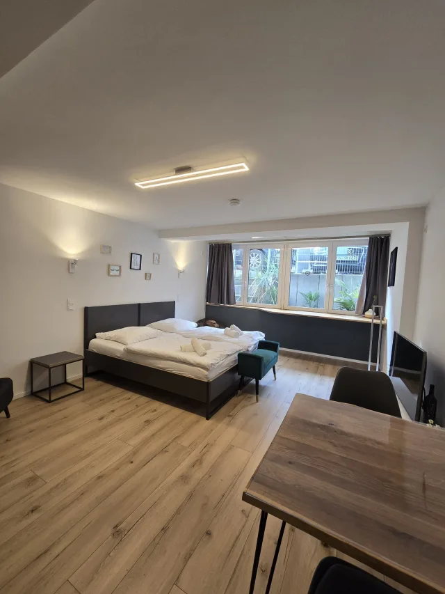 Wohnbereich der Tiefenruhe mit Bett, Esstisch und Fensterband
