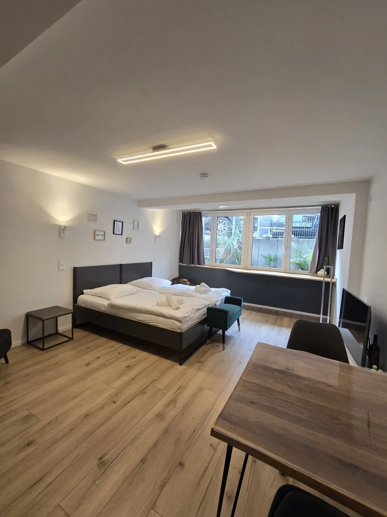 Wohnbereich der Tiefenruhe mit Bett, Esstisch und Fensterband