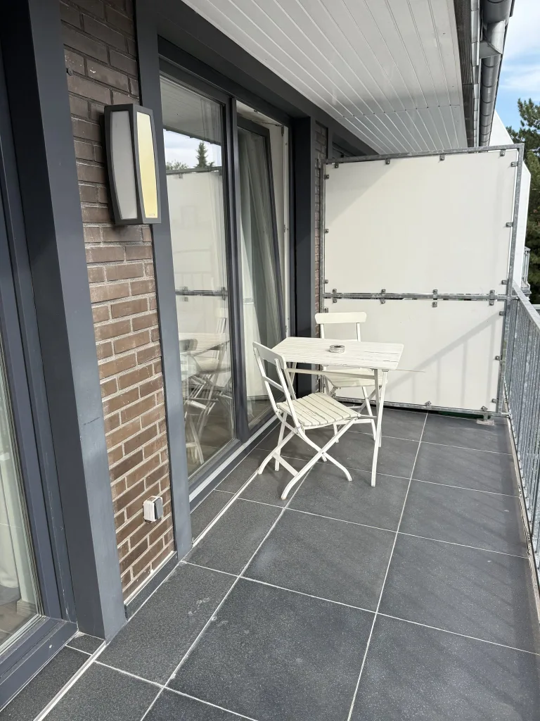 Balkon der Wohnung 2.3 mit Tisch und Stühlen